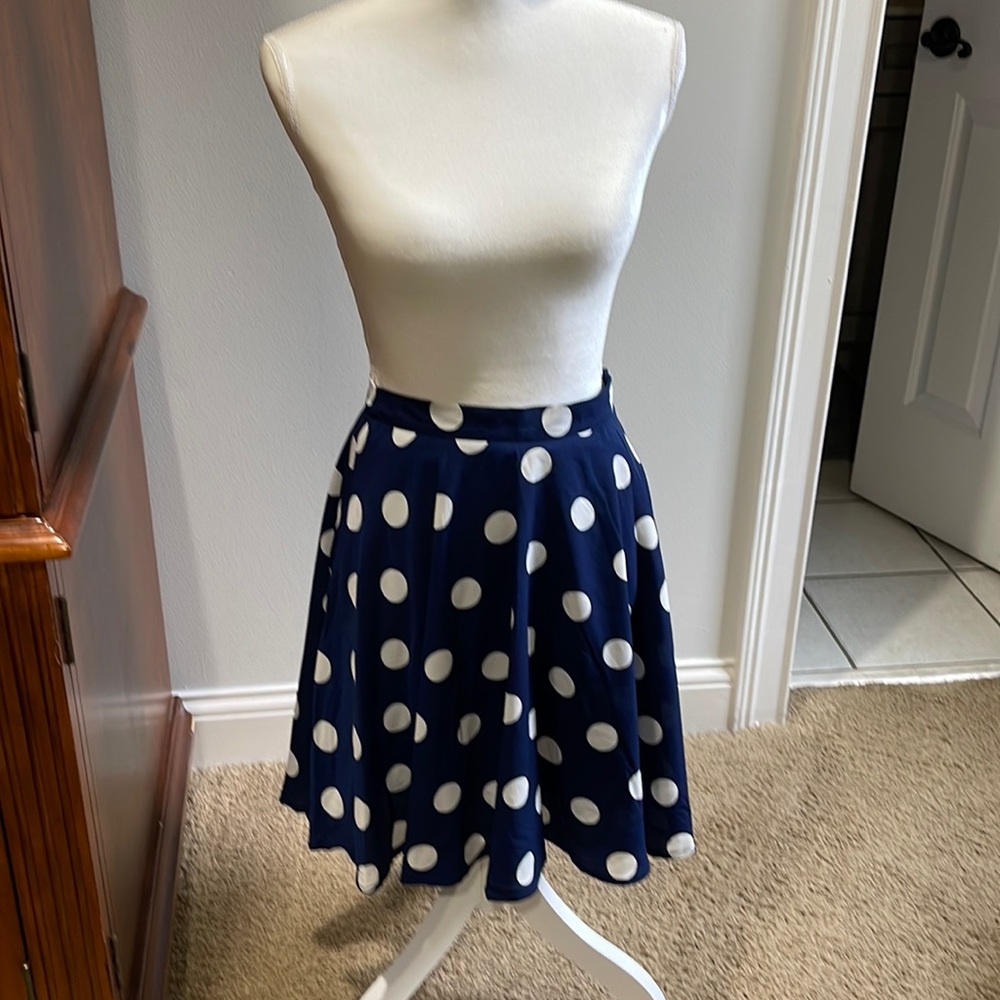 Navy polka dot skirt. In like new condition. Size small.